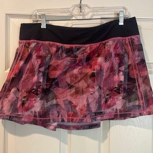Lululemon tennis skirt Ladies size 12T EUC